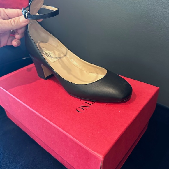 Valentino Garavani Ankle-Strap Pumps - Picture 7 of 7